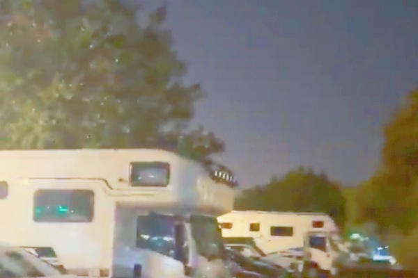 深圳灣公園停車場房車聚集引關注，網友呼吁劃專屬區域，車主盼完善補給設施